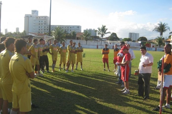 Treinador com os comandados.