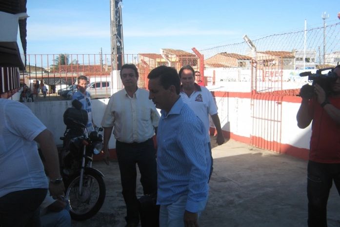 Paulo Comelli chegando na Pajuçara.