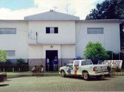 Menor serra grade de cela, foge de delegacia e leva arma apreendida pela PM