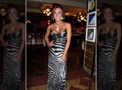 Fera radical: Nicole Bahls vai à churrascaria com look zebrado