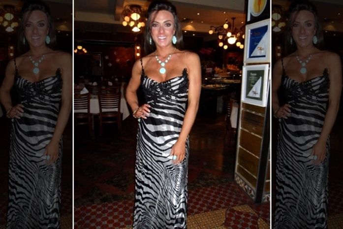 Fera radical: Nicole Bahls vai à churrascaria com look zebrado