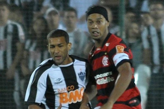 Ronaldinho marca, mas Fla empata com Atlético-MG e mantém jejum