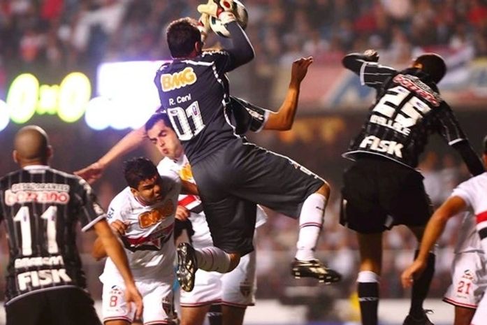 Empate põe São Paulo na liderança provisória e ameniza crise corintiana