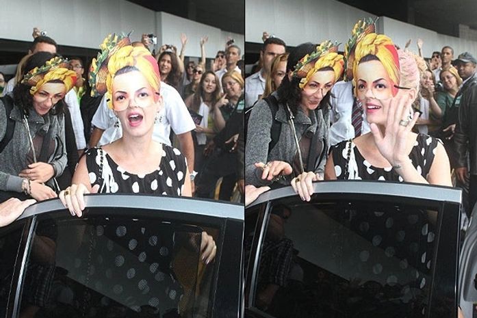 Katy Perry chega mascarada ao Rio de Janeiro