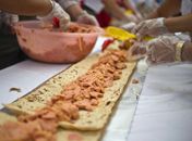 Mexicanos se deliciam com taco de 50 m para tentar recorde