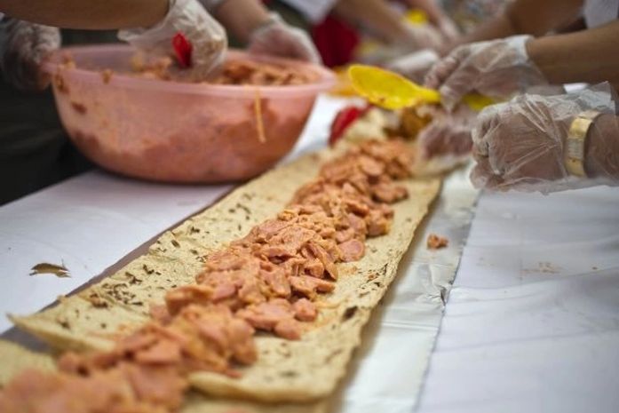 Mexicanos se deliciam com taco de 50 m para tentar recorde