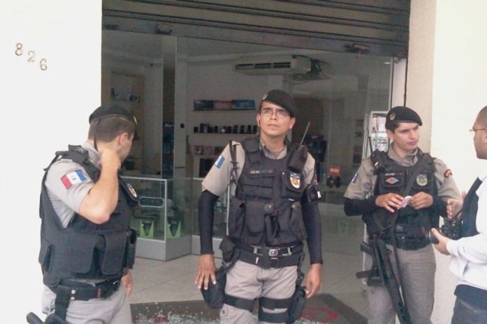 Policiais impedindo a entrada de curiosos no local do crime.