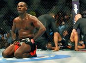 Jon Jones comemora e Rampage deitado ao fundo.