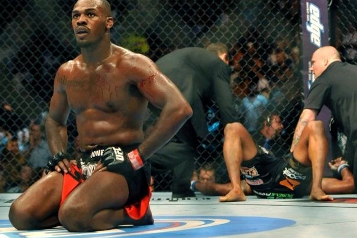 Jon Jones comemora e Rampage deitado ao fundo.