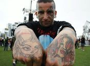 Metaleiro de Minas circula com 90% do corpo tatuado na Cidade do Rock