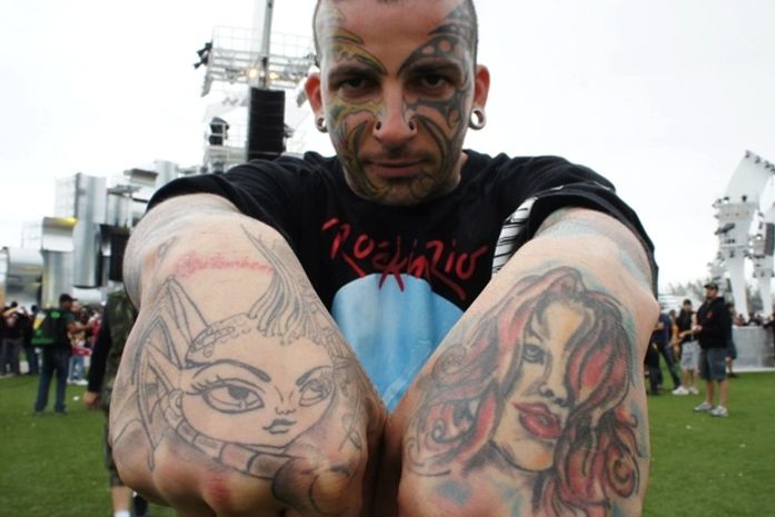 Metaleiro de Minas circula com 90% do corpo tatuado na Cidade do Rock