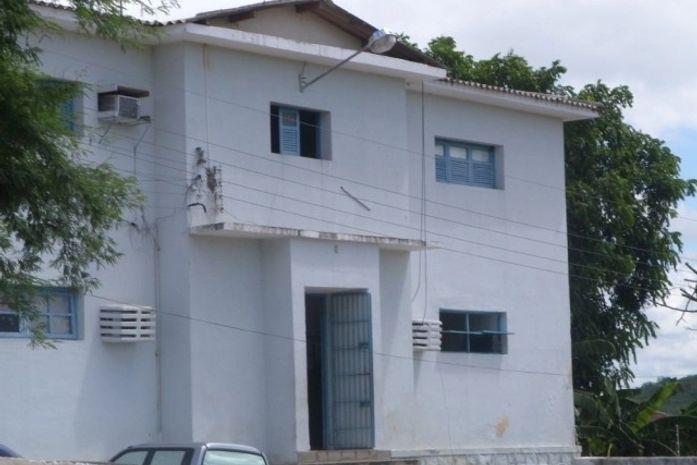 Com cabo de vassoura, presos abrem buraco em parede e fogem de delegacia