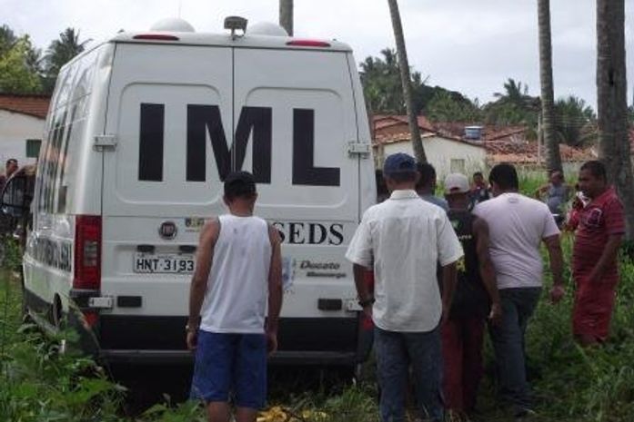 “Barbárie... homossexual é encontrado mutilado em terreno baldio em Coruripe”.