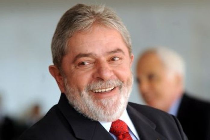 Ex-presidente Lula passa por exame para avaliar tumor