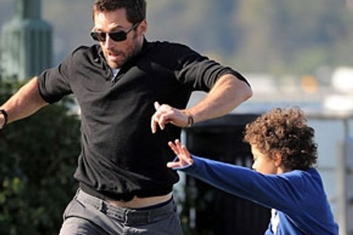 Hugh Jackman jogando bola com o filho, Oscar