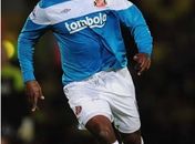 Zagueiro do Sunderland é preso por agressão sexual e posse de drogas