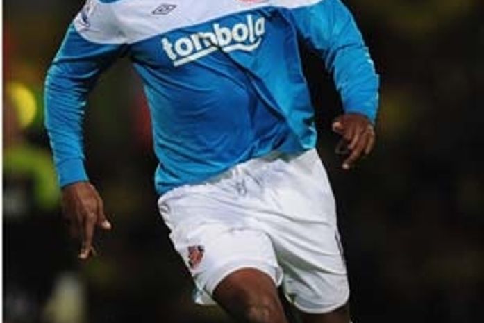 Zagueiro do Sunderland é preso por agressão sexual e posse de drogas