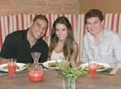 Adriano e sua nova namorada, Luana Kisner, jantam com Denis Morais