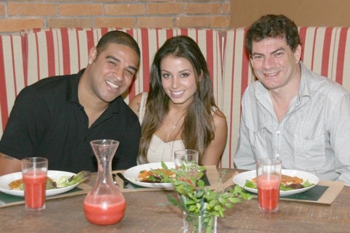 Adriano e sua nova namorada, Luana Kisner, jantam com Denis Morais