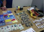 Operação prende 11 acusados de tráfico. Armas e drogas são apreendidas