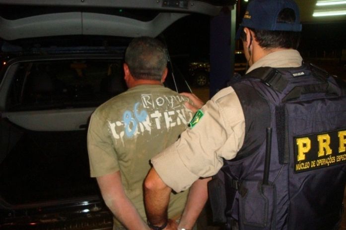 PRF prende foragido da Justiça com carro roubado em São Sebastião