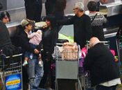Thammy e Gretchen no aeroporto de Guarulhos, em seu embarque para os Estados Unidos