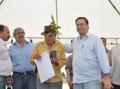 Prefeitura de Arapiraca entrega moradias a famílias carentes