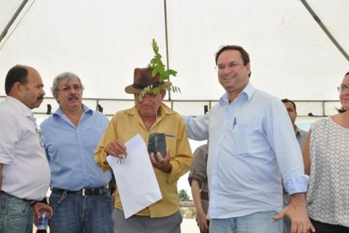 Prefeitura de Arapiraca entrega moradias a famílias carentes