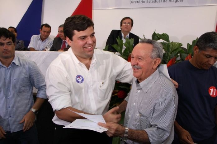 Marcelo Palmeira ao lado de Benedito de Lira