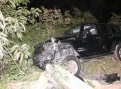 Cherokee sobra em curva do Polo de Marechal Deodoro e derruba poste