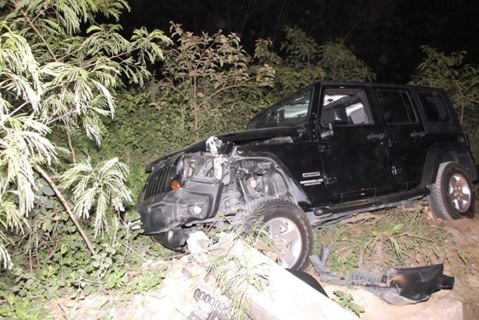 Cherokee sobra em curva do Polo de Marechal Deodoro e derruba poste