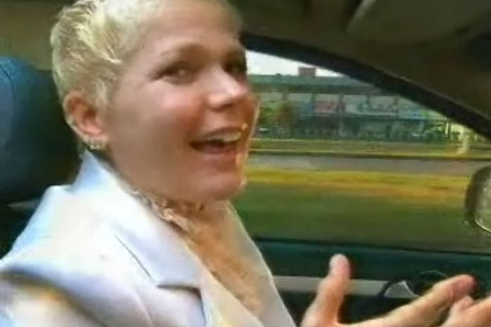Xuxa dá mau exemplo na TV e é criticada