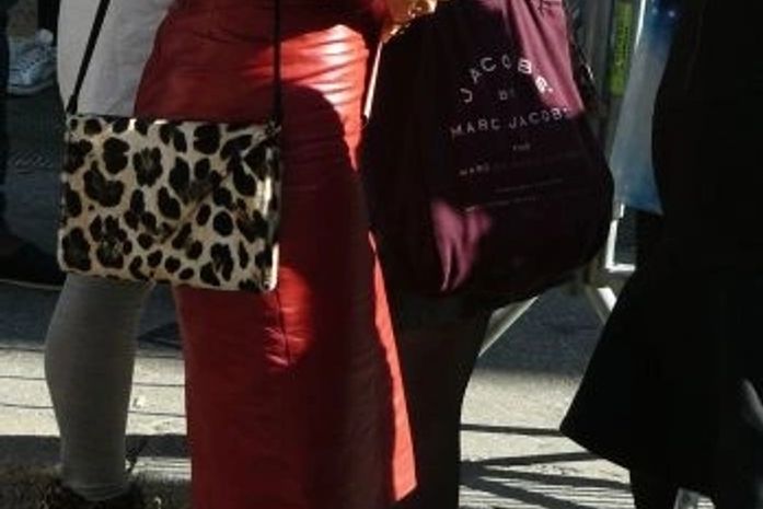 Na semana de moda de Paris, fashionistas adotam couro