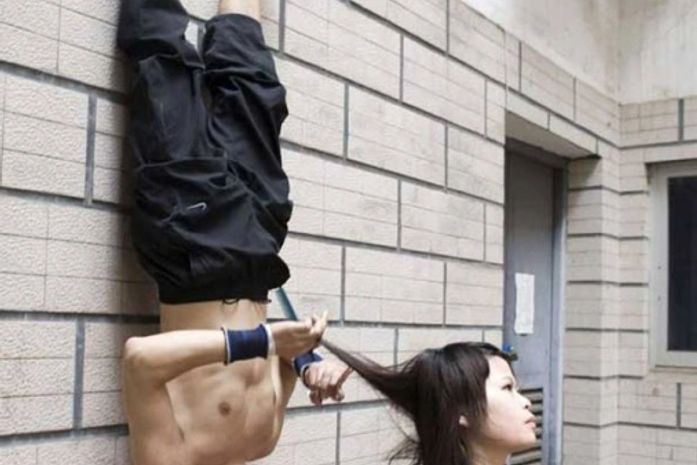 Cabeleireiro chinês faz sucesso ao cortar cabelo de ponta-cabeça