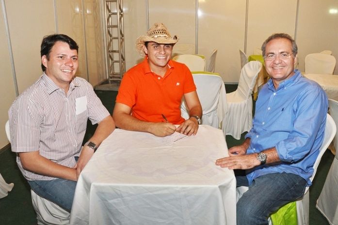 Renan abona ficha de Mano Walter durante XXVII Festa da Cultura de Quebrangulo