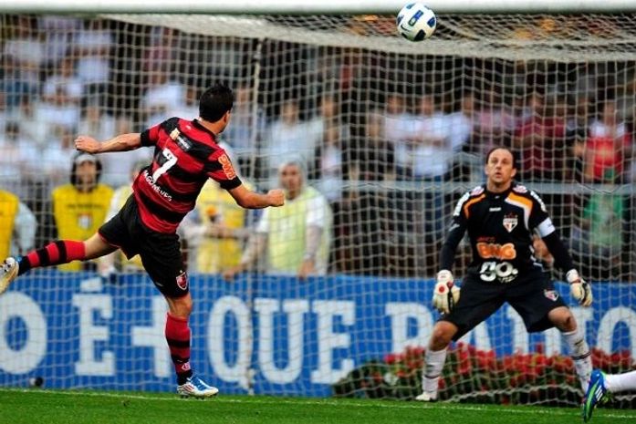 Flamengo vence no Morumbi lotado e estraga festa por L. Fabiano