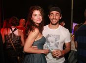 Alinne Moraes e Felipe Simão trocam carinhos em evento