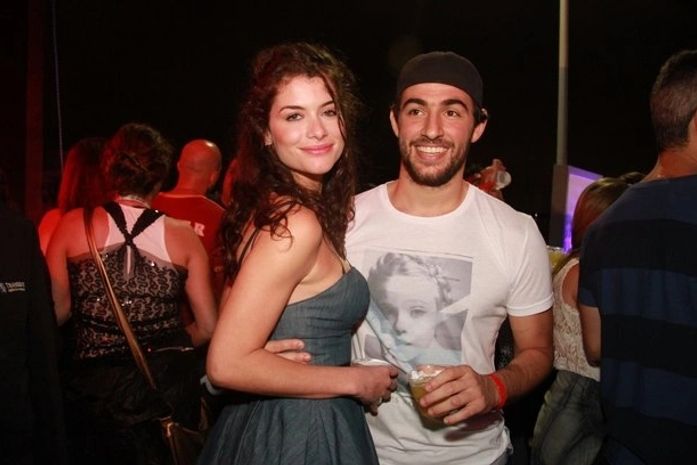 Alinne Moraes e Felipe Simão trocam carinhos em evento