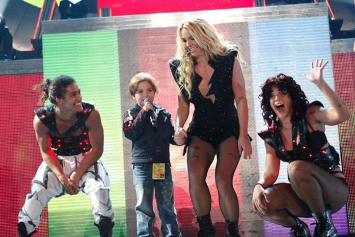 Filho de Britney Spears canta com a mãe em show