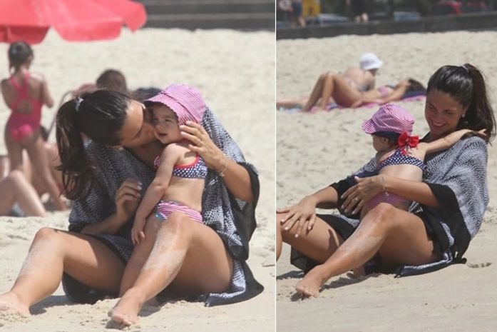 Daniella Sarahyba vai à praia do Leblon com a filha