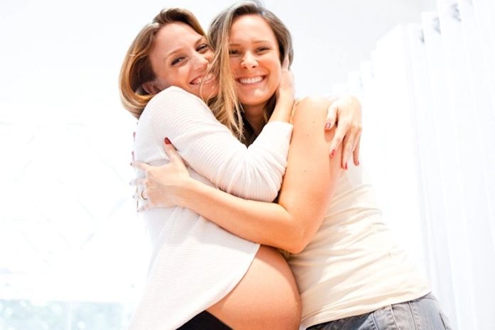 Coleguinhas mostram suas barriguinhas e falam sobre gravidez