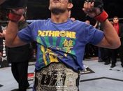 José Aldo manteve o cinturão dos pesos penas ao vencer Kenny Florian.