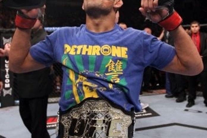 José Aldo manteve o cinturão dos pesos penas ao vencer Kenny Florian.