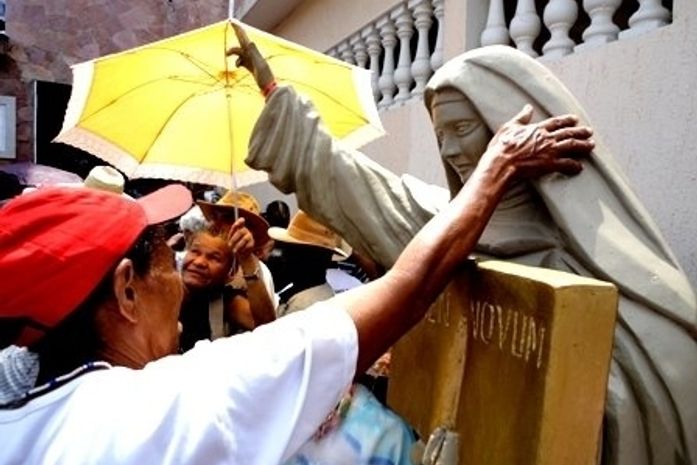 Milhares de fiéis pagam promessas a Santa Teresinha em Mata Grande