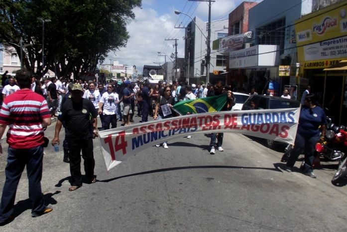 Manifestantes saíram pelas ruas co centro.