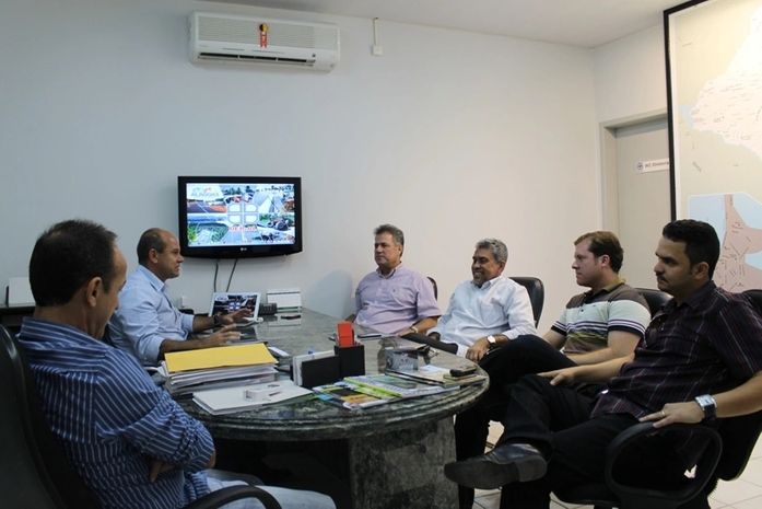 Prefeito de Coruripe reivindica pavimentação asfáltica ao DER