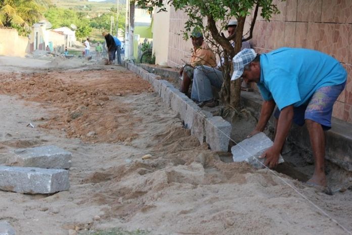 Ruas estão sendo calçadas em povoado de Mata Grande