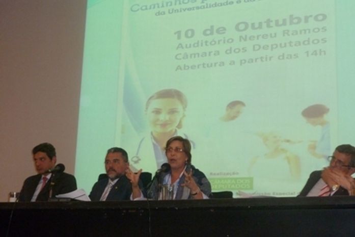 Célia Rocha participa de Seminário para entrega do Relatório de Estudos sobre o SUS.