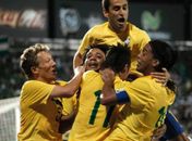 Brasileiros comemoram a vitória sobre o México.