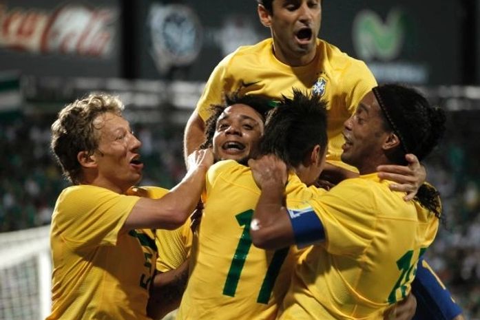 Brasileiros comemoram a vitória sobre o México.